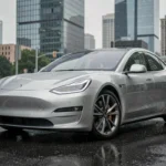 Berline électrique 2024 argentée garée sur un boulevard urbain sous un ciel nuageux, reflets sur l'asphalte mouillé, tendances automobiles actuelles