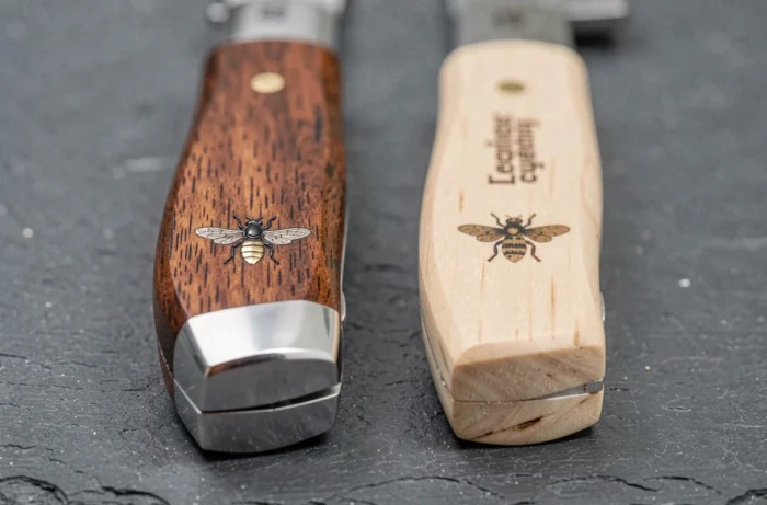 Comparaison entre un vrai couteau Laguiole artisanal et une imitation bon marché, différence de qualité visible sur les détails de fabrication