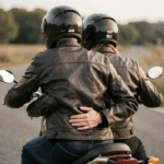 Deux personnes légalement assises sur une moto sans side-car sur une route de campagne