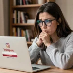 Jeune femme consultant la page de récupération de compte Instagram sur un ordinateur portable depuis son bureau à domicile