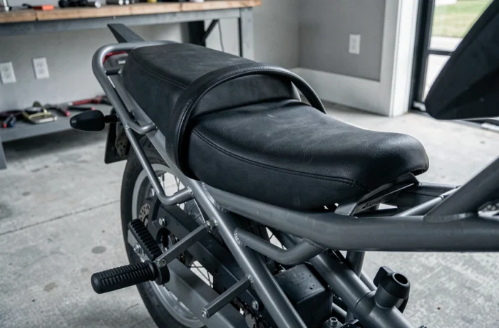 Selle de moto avec repose-pieds passager illustrant la capacité légale pour deux personnes